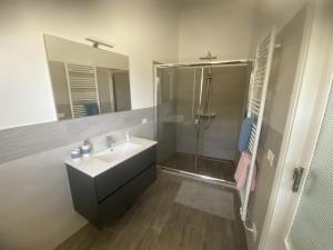 a bathroom with a sink and a shower at Vista Baglio Grande in Sambuca di Sicilia