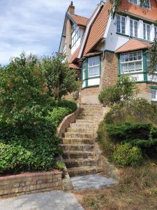 une maison en briques avec des escaliers en face de celle-ci dans l'établissement Villa Henri-Louise, à Coxyde