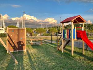 einen Spielplatz mit Rutsche und Spielstruktur in der Unterkunft Bonita HouseBoat Apartment Portorose in Portorož