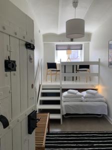מיטה או מיטות קומותיים בחדר ב-Den Gamle Arrest