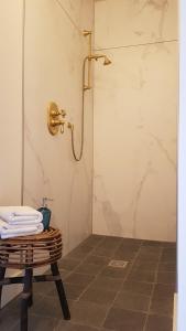 Koupelna v ubytování Hotel Au Nom De Dieu + 37 fotografií