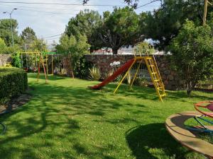 um parque infantil com um escorrega num quintal em Hotel Ojo de Agua em Ciudad Hidalgo