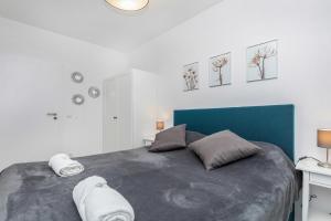 Posteľ alebo postele v izbe v ubytovaní Sunny Rewal Apartments by Noclegi Renters