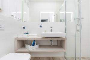 Kúpeľňa v ubytovaní Sunny Rewal Apartments by Noclegi Renters + 15 fotografií