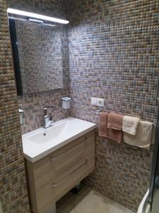 ein Badezimmer mit Waschbecken und Spiegel in der Unterkunft Baltieji apartamentai in Palanga + 10 Fotos