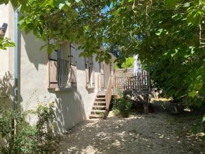 un escalier menant à un bâtiment avec un banc dans l'établissement Fanchon des Sablons, à Sarrians