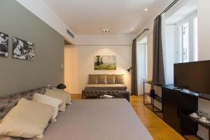 A bed or beds in a room at Suite della Pigna