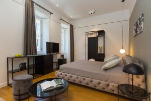 A bed or beds in a room at Suite della Pigna