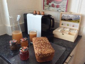 a counter with a coffee maker and some food and drinks at like home in Rüti