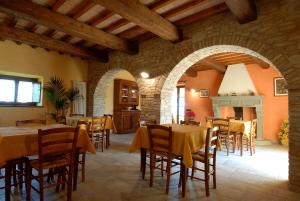 Reštaurácia alebo iné gastronomické zariadenie v ubytovaní Sant'Angiolino