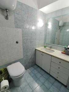 ein Badezimmer mit einem WC, einem Waschbecken und einem Spiegel in der Unterkunft Sepulveda in Rom
