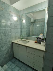 ein Bad mit einem Waschbecken und einem Spiegel in der Unterkunft Sepulveda in Rom