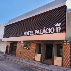 a hotel palazzo hp sign on the side of a building at Hotel Palacio in Paranaguá