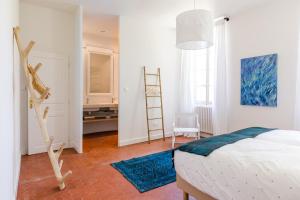 マロセーヌにあるLe Pont de L'ormeのベッドルーム1室(ベッド1台、はしご付)