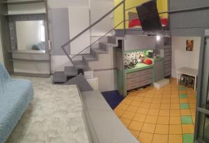une maison avec un escalier et une cuisine dans l'établissement Sdam kvartiru v tsentre Odessy., à Odessa