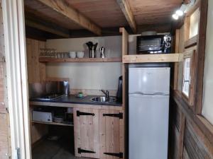 una pequeña cocina con nevera y microondas en Càmping Rural Montori, en Ultramort