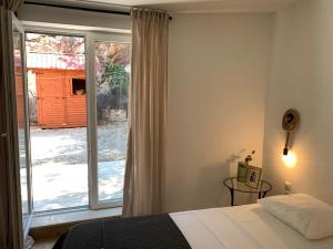 ein Schlafzimmer mit einem Bett und einem großen Fenster in der Unterkunft House Damić in Korčula