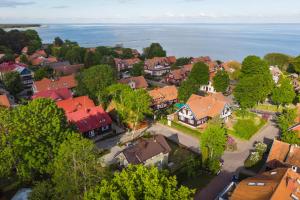 una vista aérea de una ciudad con casas y agua en Nida Paukščių takas, en Nida