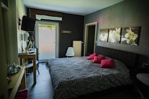 una camera da letto con un letto grande con cuscini rossi di Repos De La Fontaine a Spa