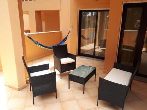 ルースにあるRother Praia da Luz Luxury Apartmentのバルコニー(椅子、ハンモック付)