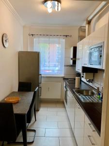 uma pequena cozinha com uma mesa e uma janela em Apartment Celin em Hanôver