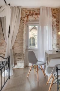 Habitación con mesa, sillas y ventana en Palace Tartaglia, en Split