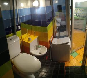 La salle de bains colorée est pourvue de toilettes et d'un lavabo. dans l'établissement Sdam kvartiru v tsentre Odessy., à Odessa 20 autres photos