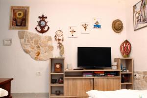 Televízia a/alebo spoločenská miestnosť v ubytovaní Lovely Apartment ES