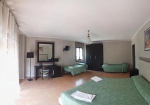 Pokój hotelowy z łóżkiem i lustrem w obiekcie Hotel Cristina w mieście Verrayes