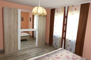 Un pat sau paturi într-o cameră la Haus Lila Welle
