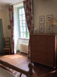 een slaapkamer met een dressoir en een raam bij Chambres d'Hôtes Belle Vallee in Domfront