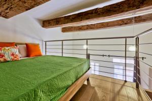 um quarto com uma cama verde e uma janela em Charming Valletta 1 bedroom apartment off Republic Street sleeps 4 em Valeta