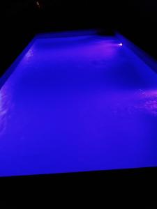 una piscina con luces azules encima en Casa da Eira, en Reguengos de Monsaraz
