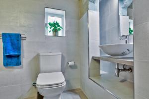 Un baño con un inodoro blanco y un lavabo. en Charming Valletta 1 bedroom apartment off Republic Street sleeps 4, en La Valeta 13 fotos más