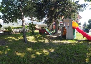 plac zabaw ze zjeżdżalnią w ogrodzie w obiekcie Hotel Cristina w mieście Verrayes