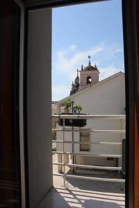 una ventana con vistas a un edificio en Aveiro Central Its ALL there Apartment, en Aveiro