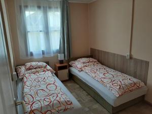 Posteľ alebo postele v izbe v ubytovaní Fortuna Apartmanházak