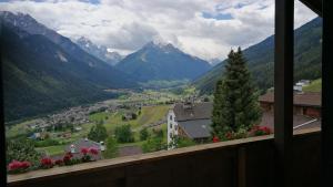 uma vista para um vale com uma cidade e montanhas em Landhaus Birgit em Telfes im Stubai
