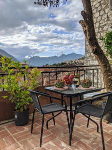 un tavolo e sedie su un patio con vista di Best view! Rooftop with Garden - Old Town Nr404 a Kotor (Cattaro)