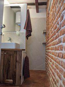 bagno con lavandino e muro di mattoni di Best view! Rooftop with Garden - Old Town Nr404 a Kotor (Cattaro)
