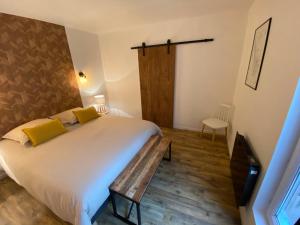 a bedroom with a large bed and a wooden floor at Appartement de Standing au coeur de Libourne in Libourne