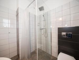 a bathroom with a shower with a toilet at Apartamenty Harenda 39 in Zakopane
