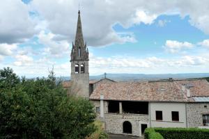 Sanilhac的住宿－Chambre d'hôte avec jacuzzi，村里高陡的教堂