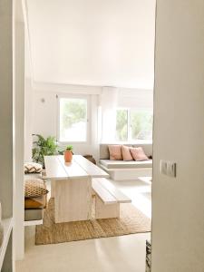 sala de estar blanca con mesa y sofá en Casasuul Alvor, en Alvor