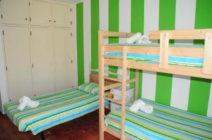 Poschodová posteľ alebo postele v izbe v ubytovaní Jho'La Surf Camp