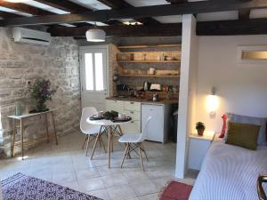 una cucina e un soggiorno con tavolo e sedie di Best view! Rooftop with Garden - Old Town Nr404 a Kotor (Cattaro) Altre 30 foto