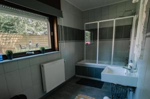 un bagno con lavandino e finestra di Repos De La Fontaine a Spa