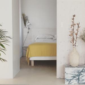 1 dormitorio con 1 cama con manta amarilla y jarrón en Casasuul Alvor, en Alvor
