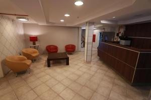une salle d'attente avec des chaises et un comptoir dans un hôpital dans l'établissement Brasil Express, à Balneário Camboriú 13 autres photos