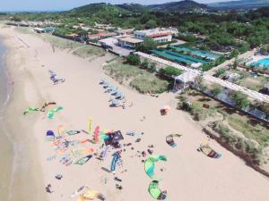 een luchtzicht op een strand met mensen en parasols bij Villaggio Camping Oasi in Vieste